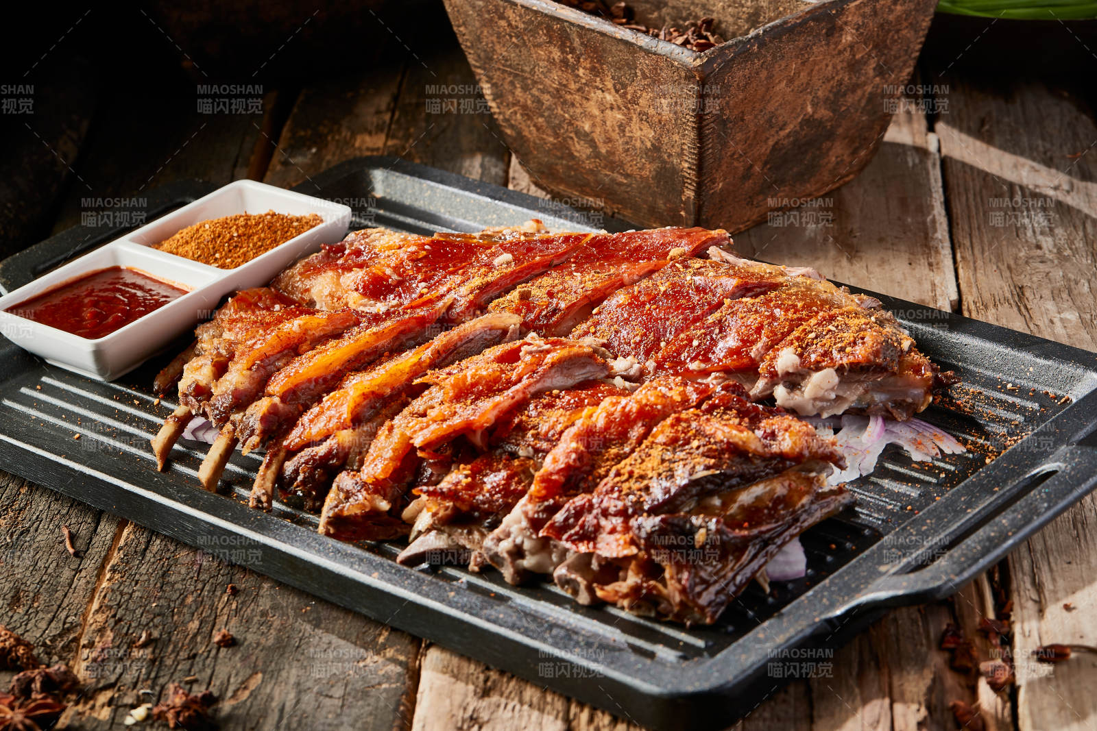 蒙餐炭火烤羊排图片