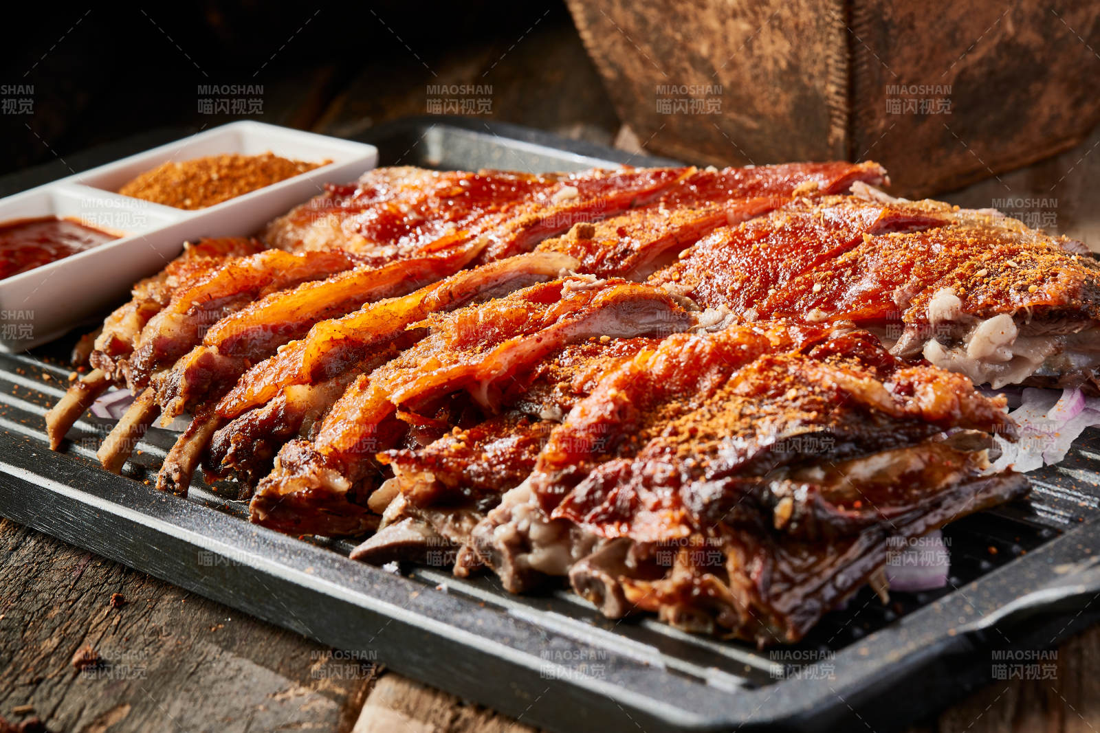 蒙餐炭火烤羊排图片