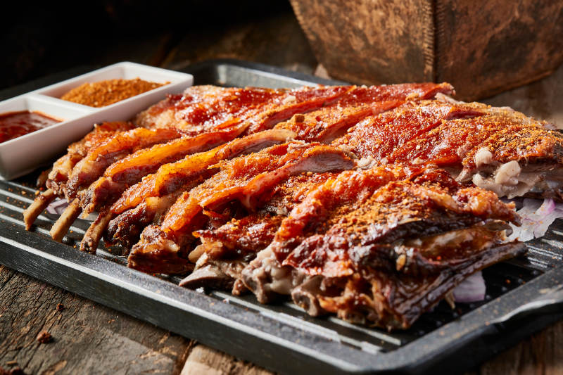 蒙餐炭火烤羊排图片