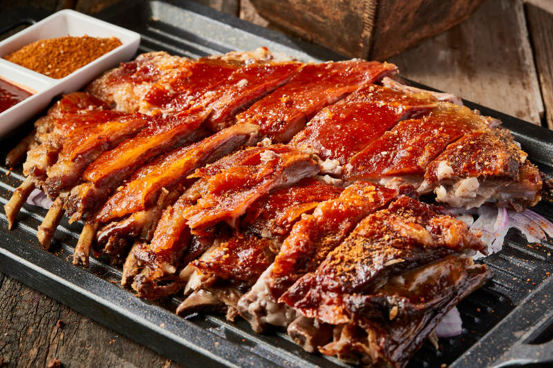 蒙餐炭火烤羊排图片