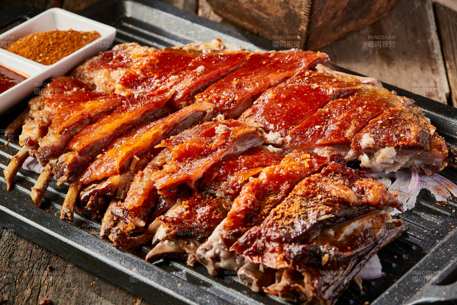 蒙餐炭火烤羊排图片