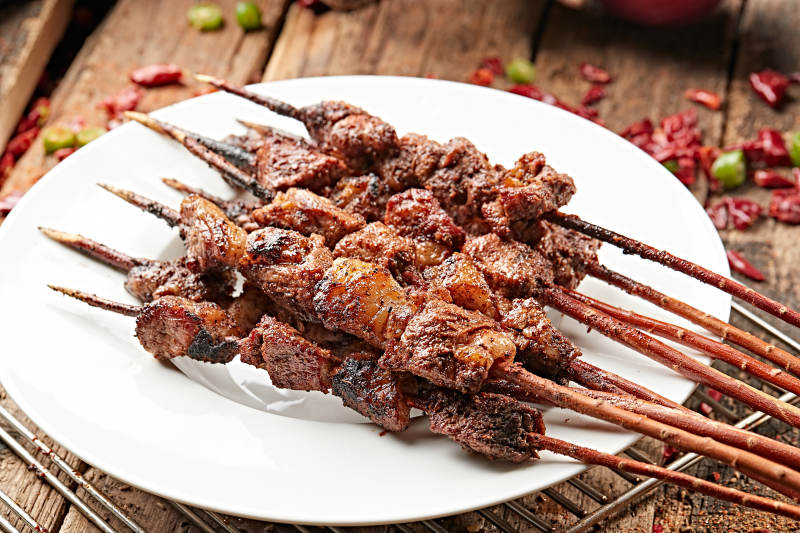 满是烟火气的烤炉上的鲜羊肉新疆红柳大串图片