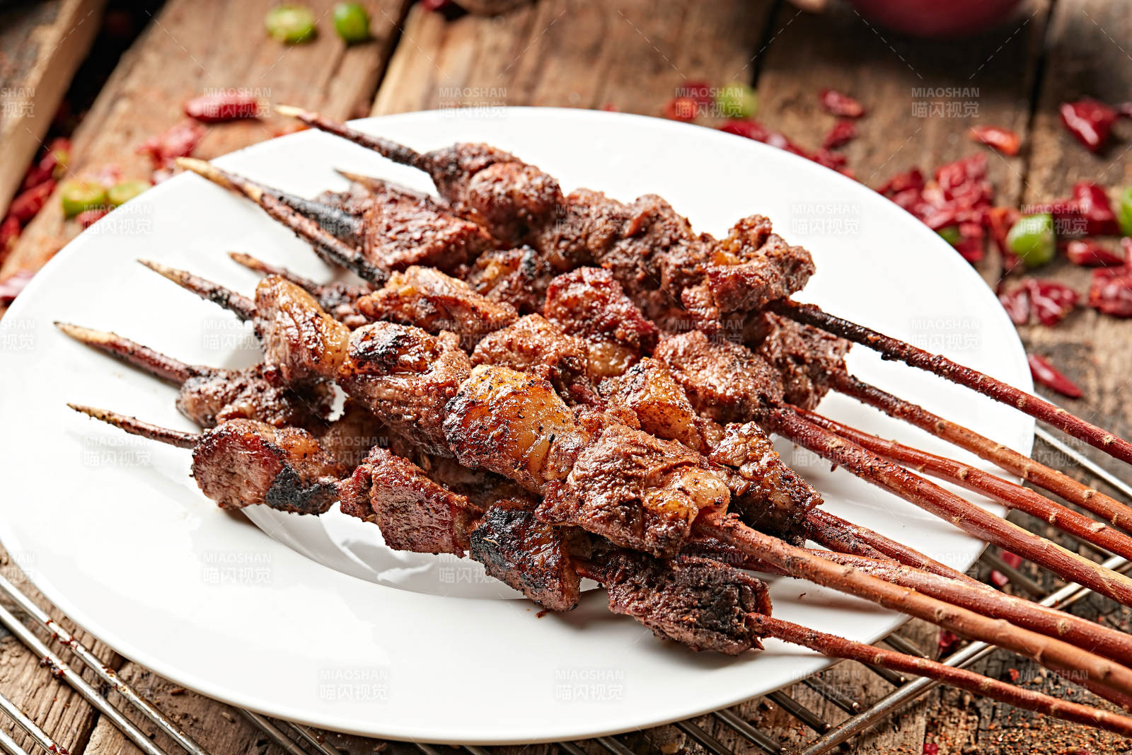 满是烟火气的烤炉上的鲜羊肉新疆红柳大串图片