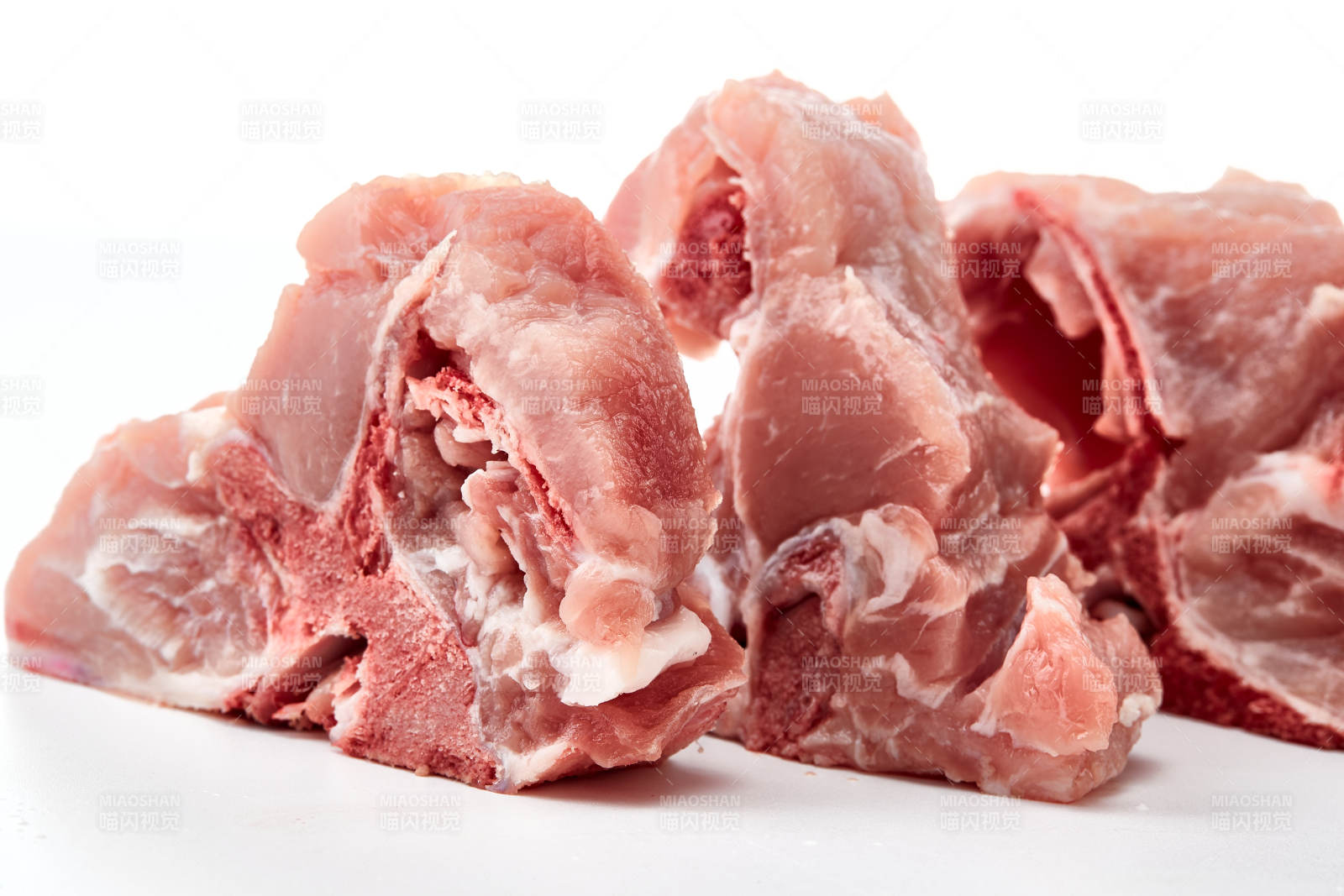 检疫合格的屠宰生鲜猪肉图片
