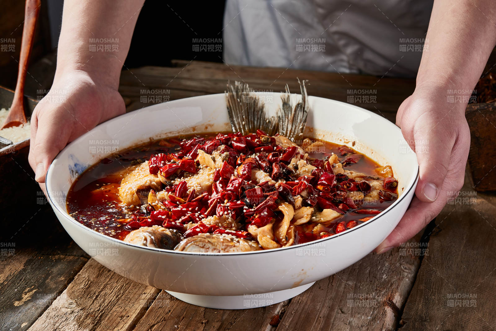 沸腾飘香水煮野生草鱼图片