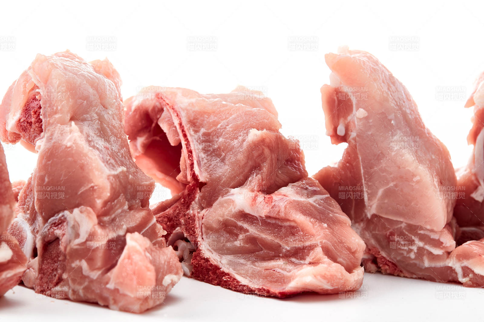检疫合格的屠宰生鲜猪肉图片