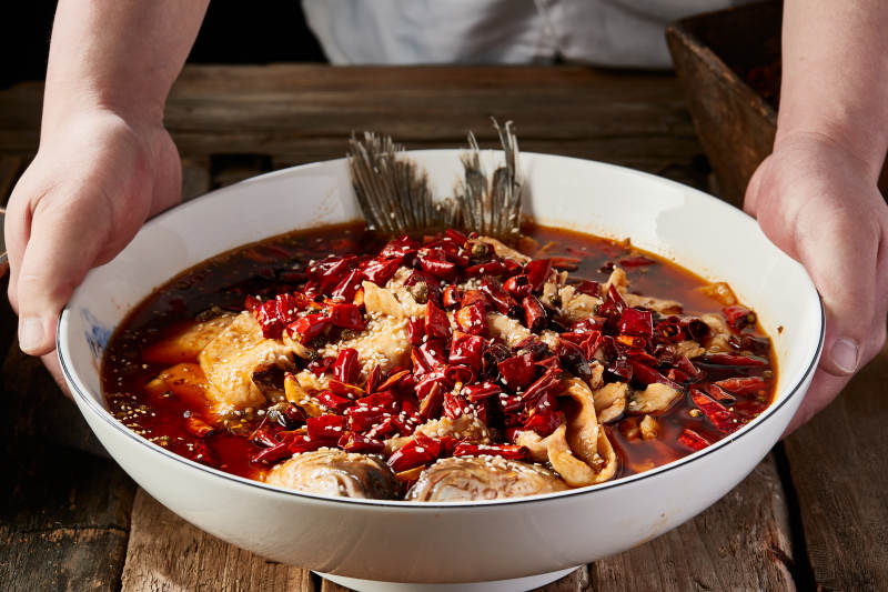 沸腾飘香水煮野生草鱼图片