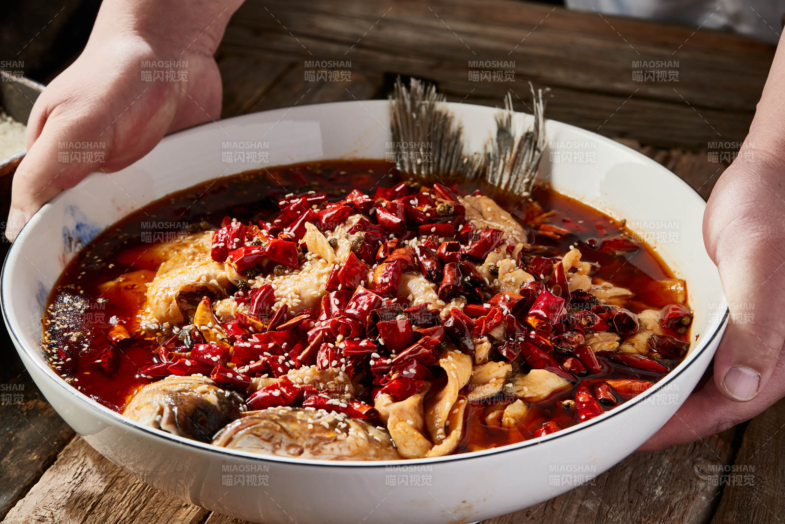 沸腾飘香水煮野生草鱼图片