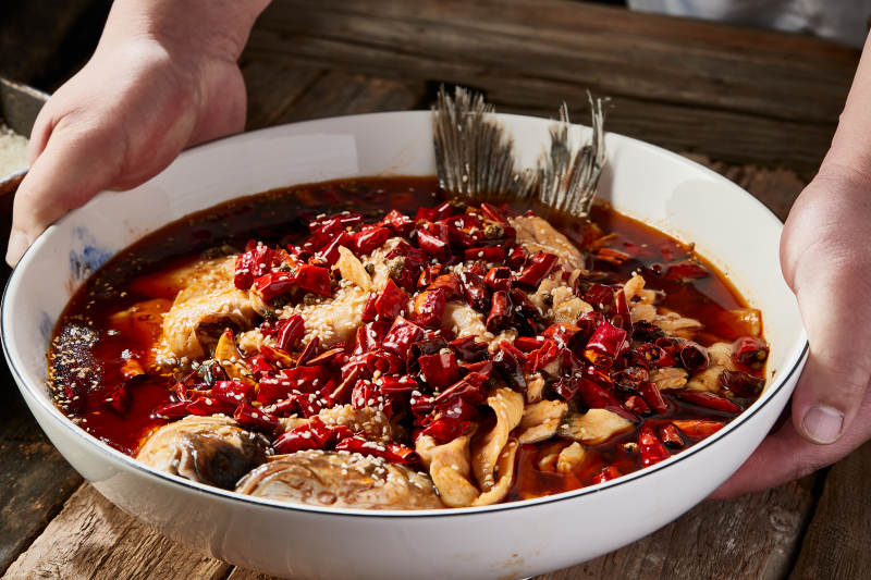 沸腾飘香水煮野生草鱼图片