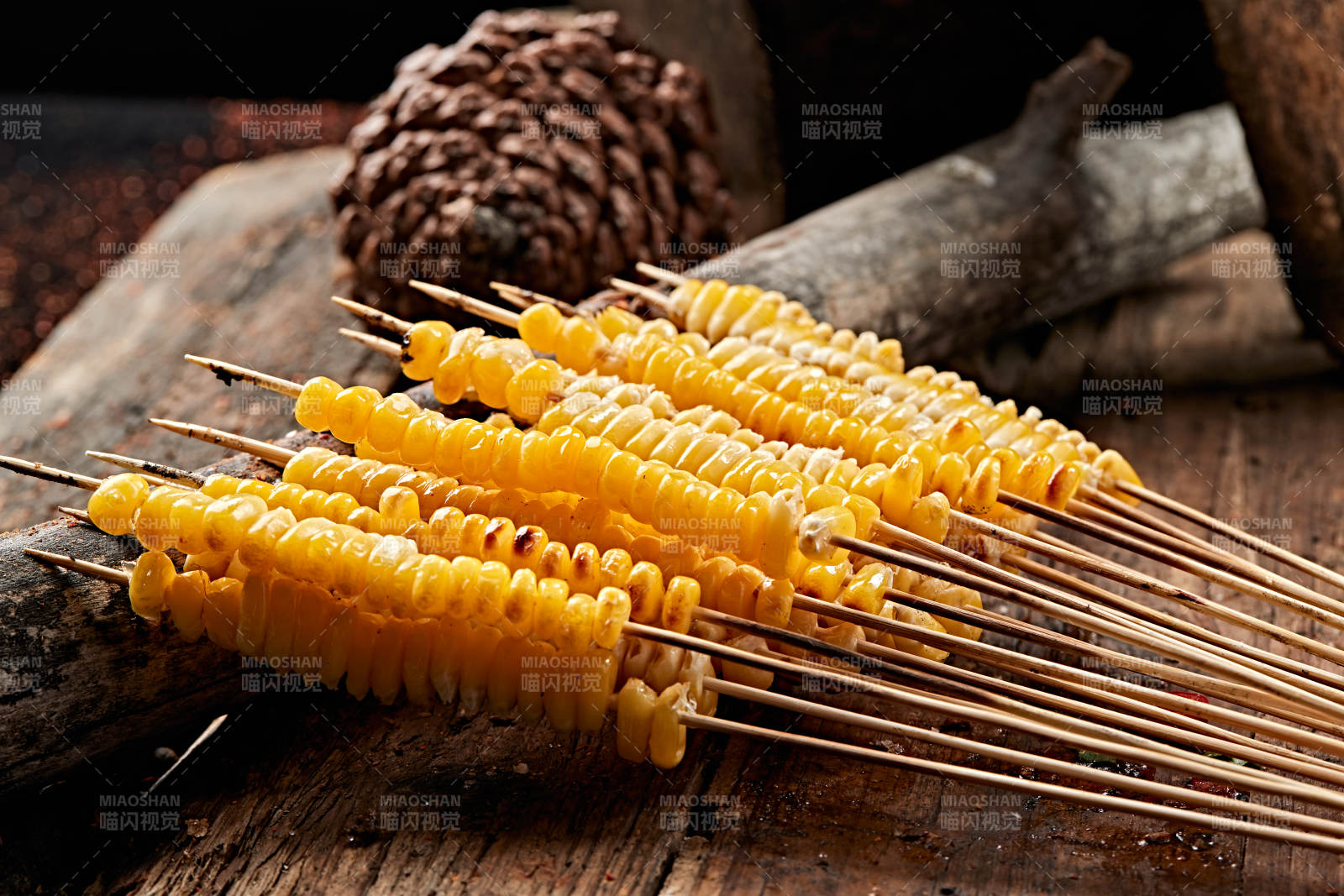 炭烤玉米粒串串图片