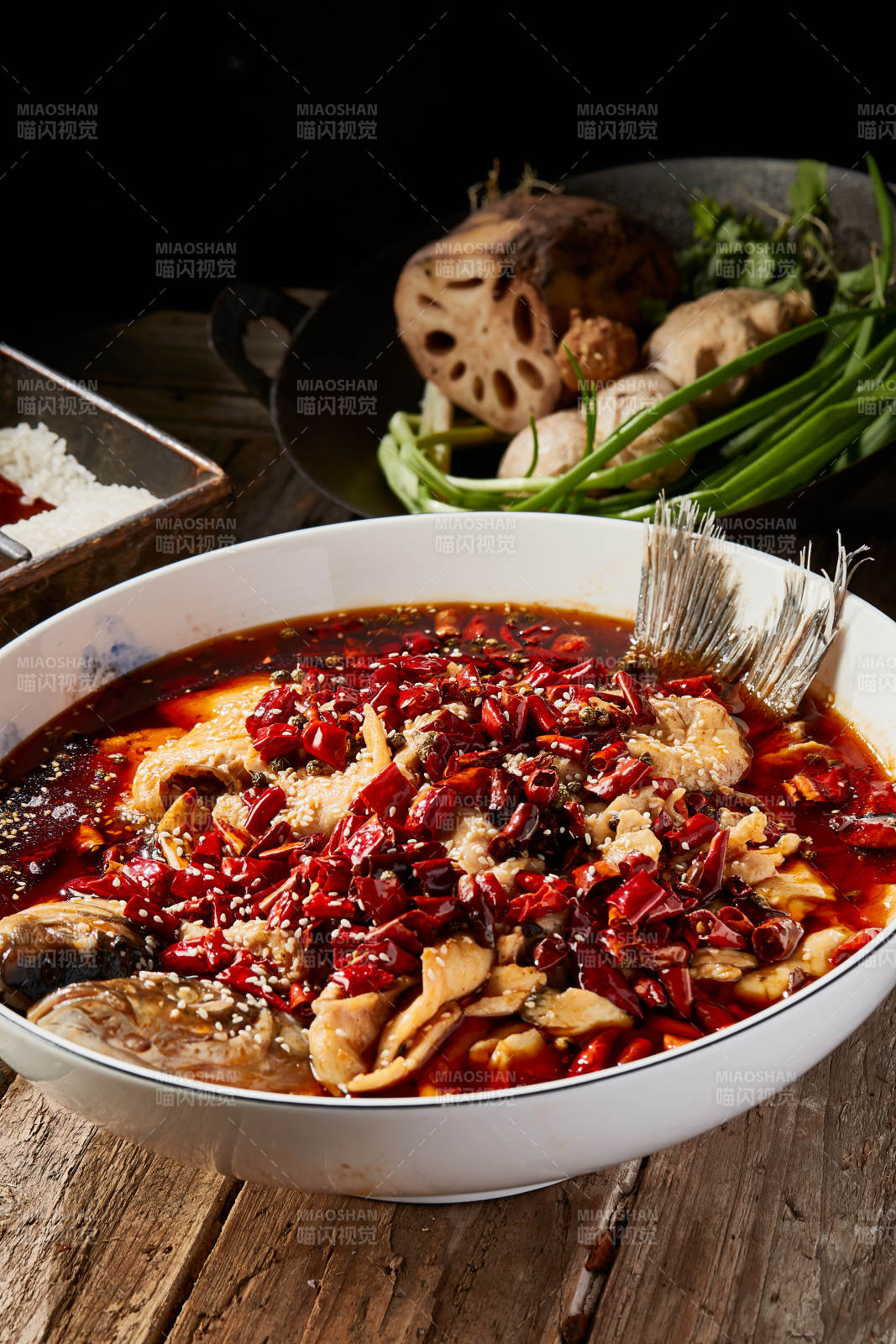 沸腾飘香水煮野生草鱼图片