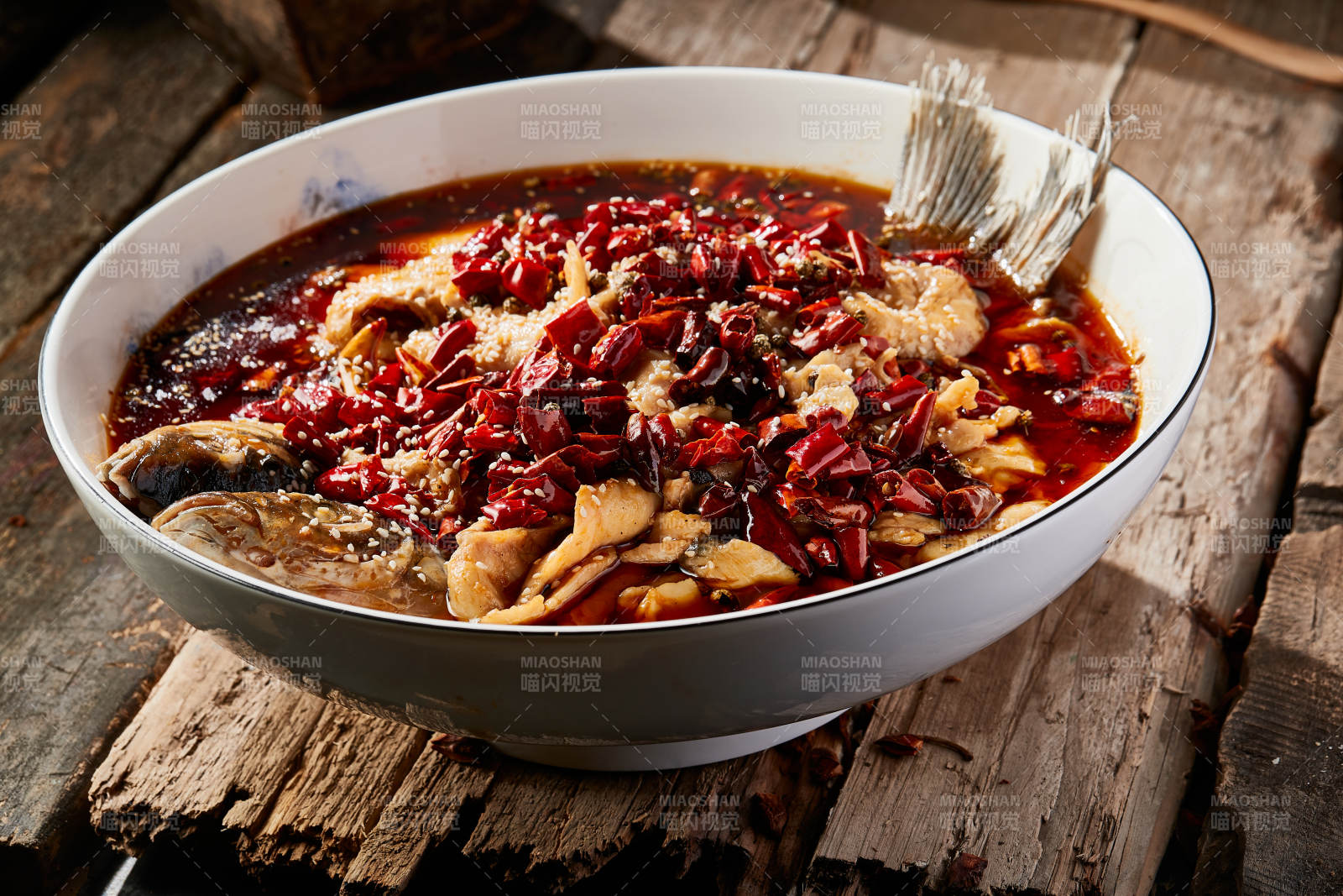 沸腾飘香水煮野生草鱼图片