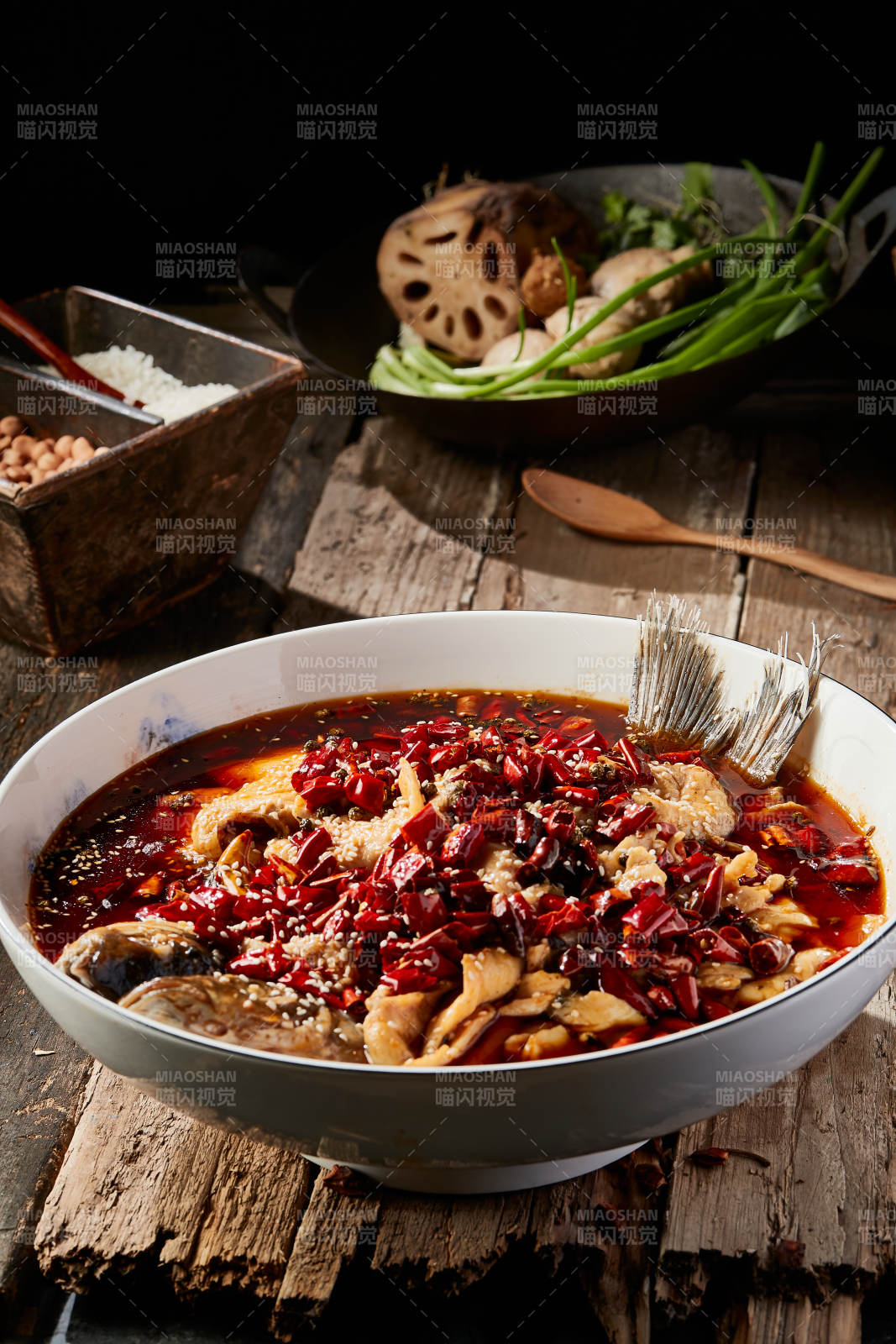 沸腾飘香水煮野生草鱼图片