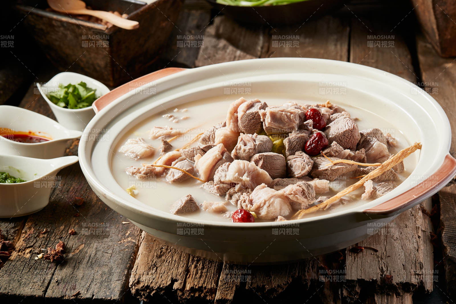 砂锅浓汤滋补羊肉锅图片