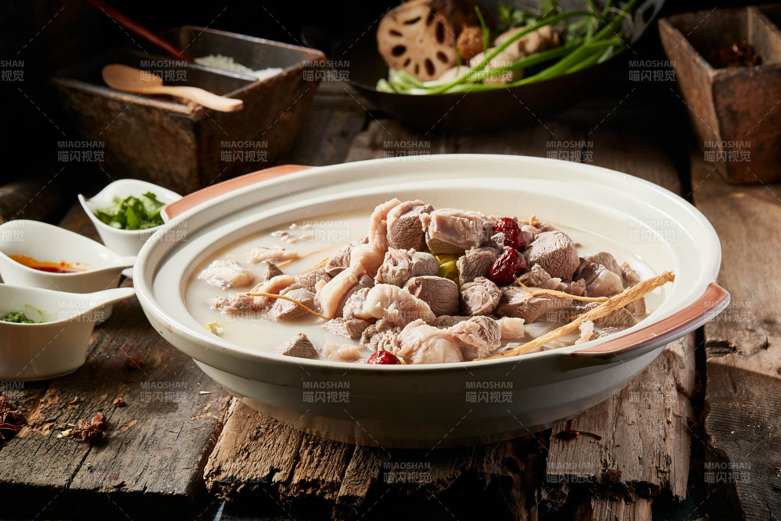 砂锅浓汤滋补羊肉锅图片