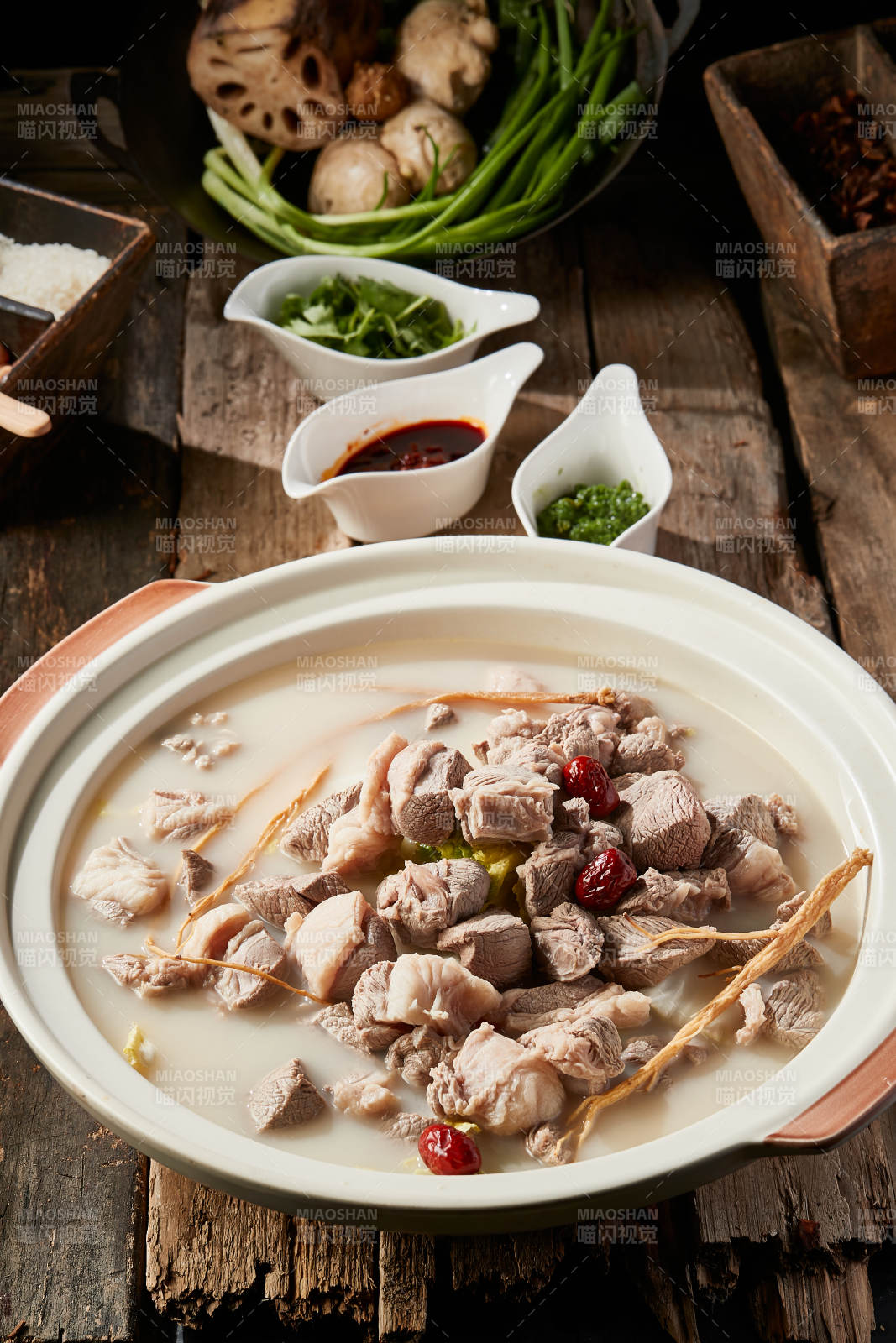 砂锅浓汤滋补羊肉锅图片