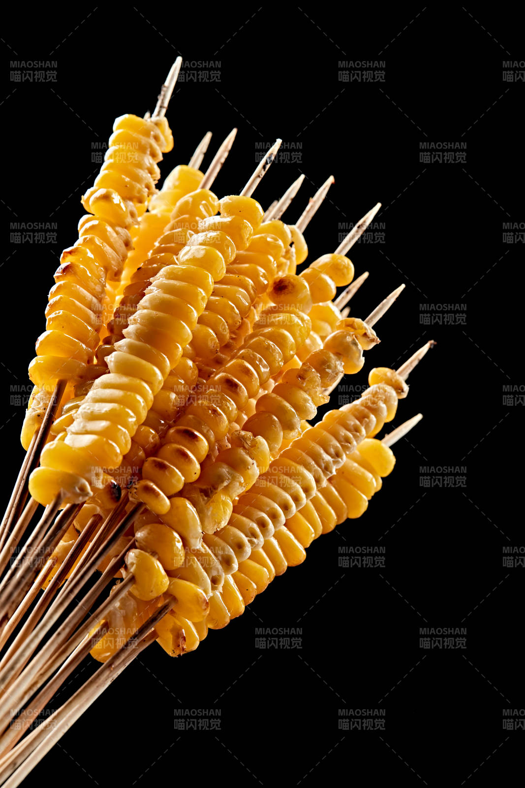 炭烤玉米粒串串图片