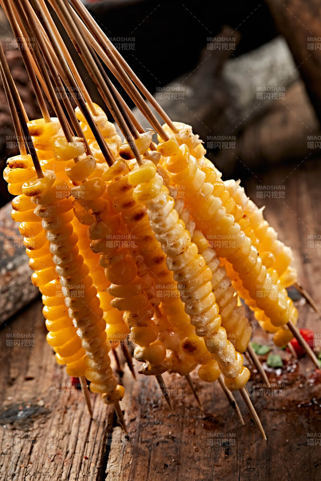 炭烤玉米粒串串图片