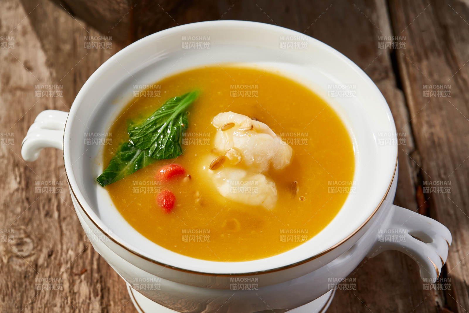 薏米浓汤枸杞炖虾仁图片