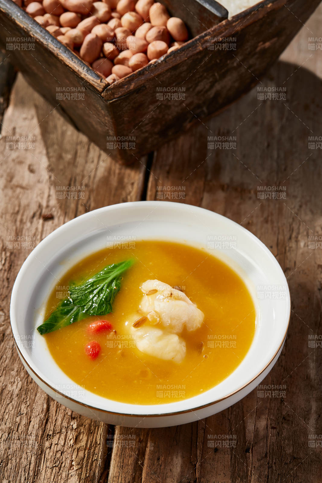 薏米浓汤枸杞炖虾仁图片