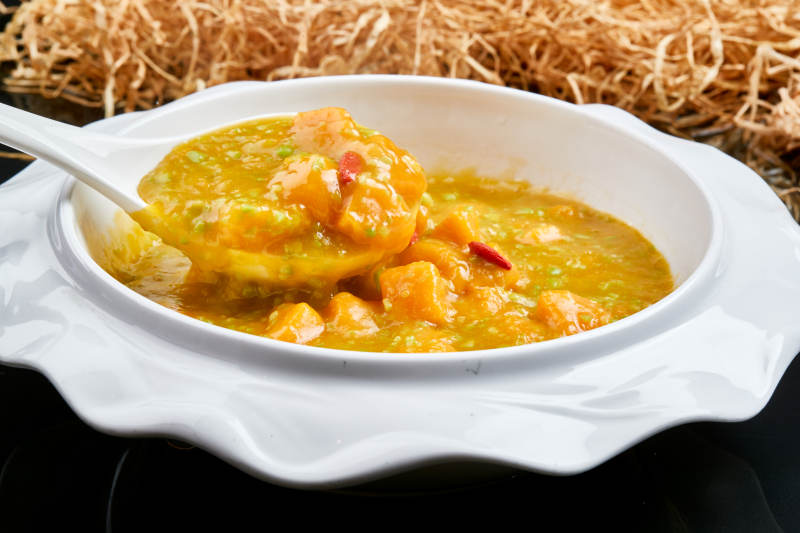 白色瓷餐具装的浓香青豆金米南瓜羹图片