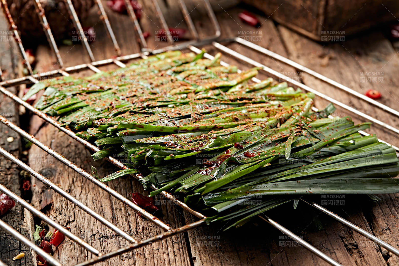 炭烤飘香嫩韭菜图片