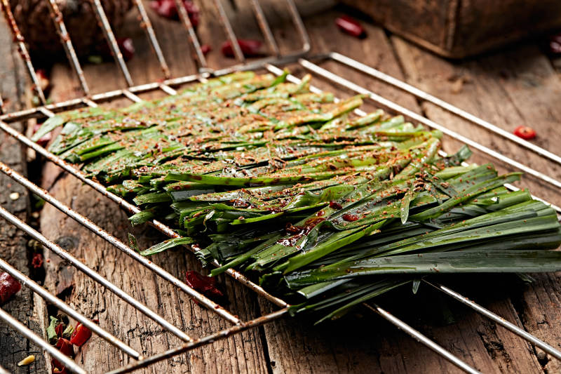 炭烤飘香嫩韭菜图片