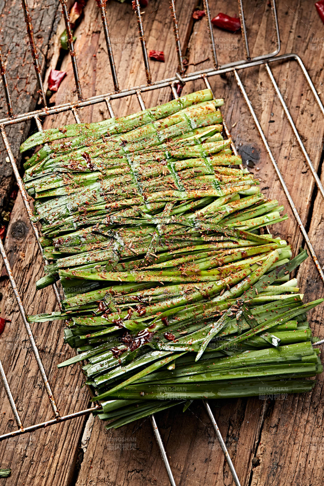 炭烤飘香嫩韭菜图片