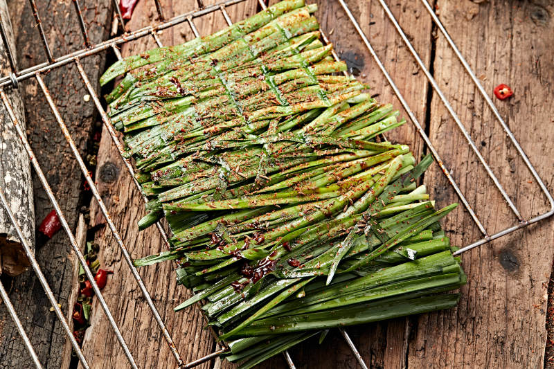 炭烤飘香嫩韭菜图片
