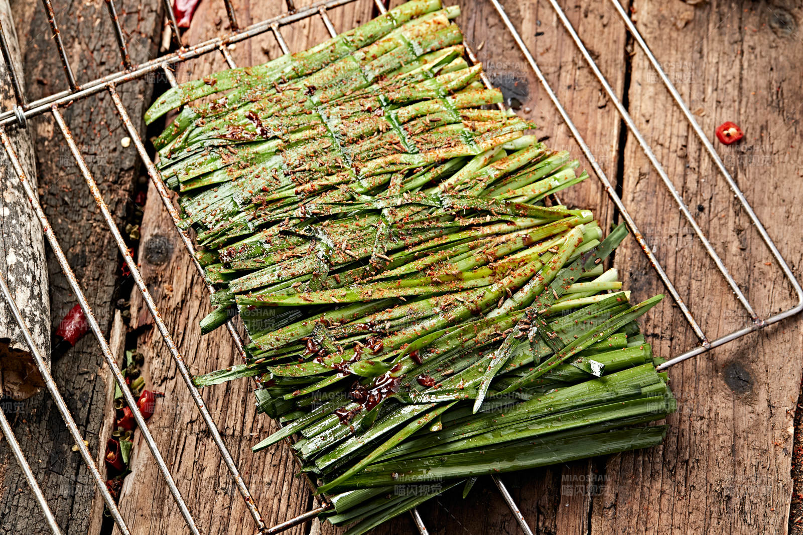 炭烤飘香嫩韭菜图片