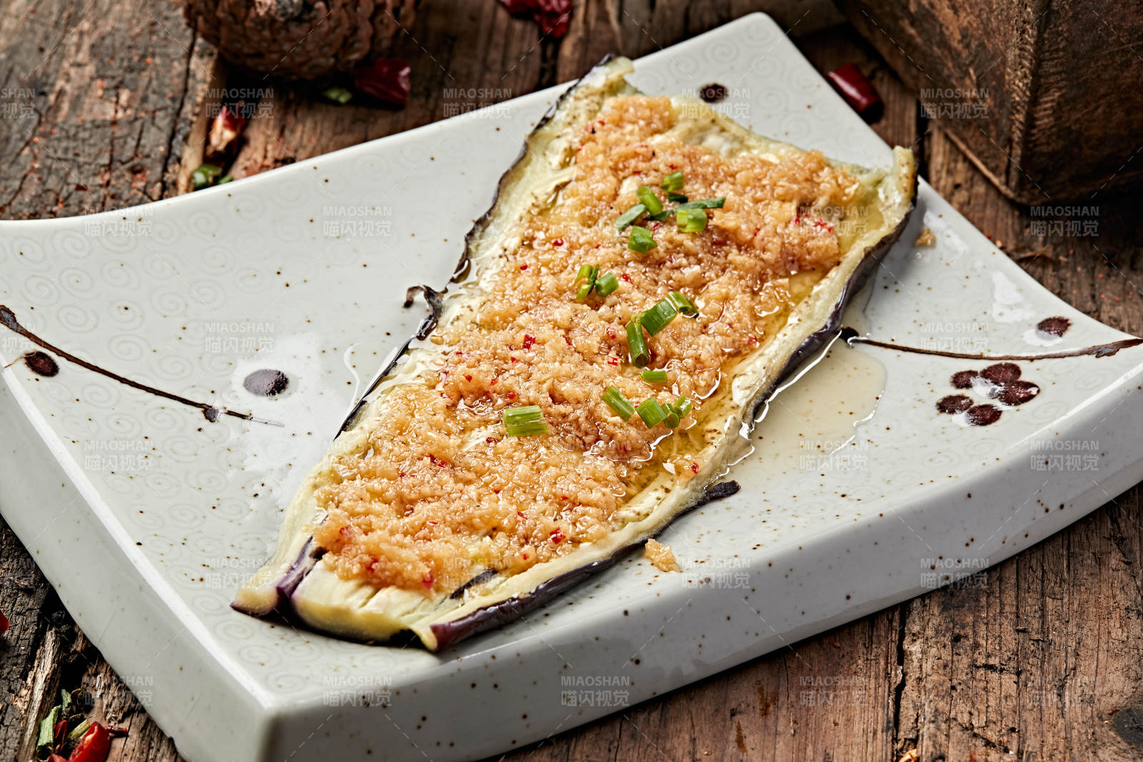 蒜泥炭烤长茄子图片