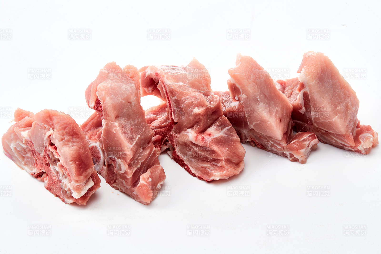 检疫合格的屠宰生鲜猪肉图片