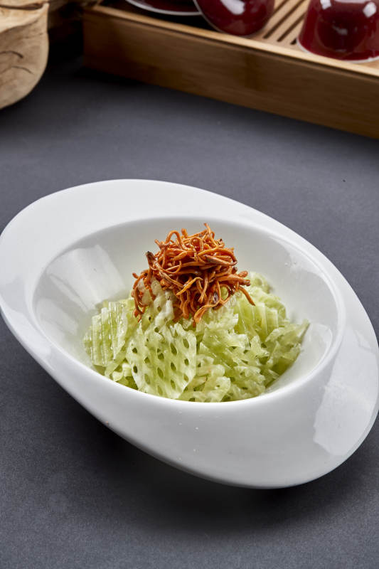 精美凉菜凉拌芦笋配虫草花图片