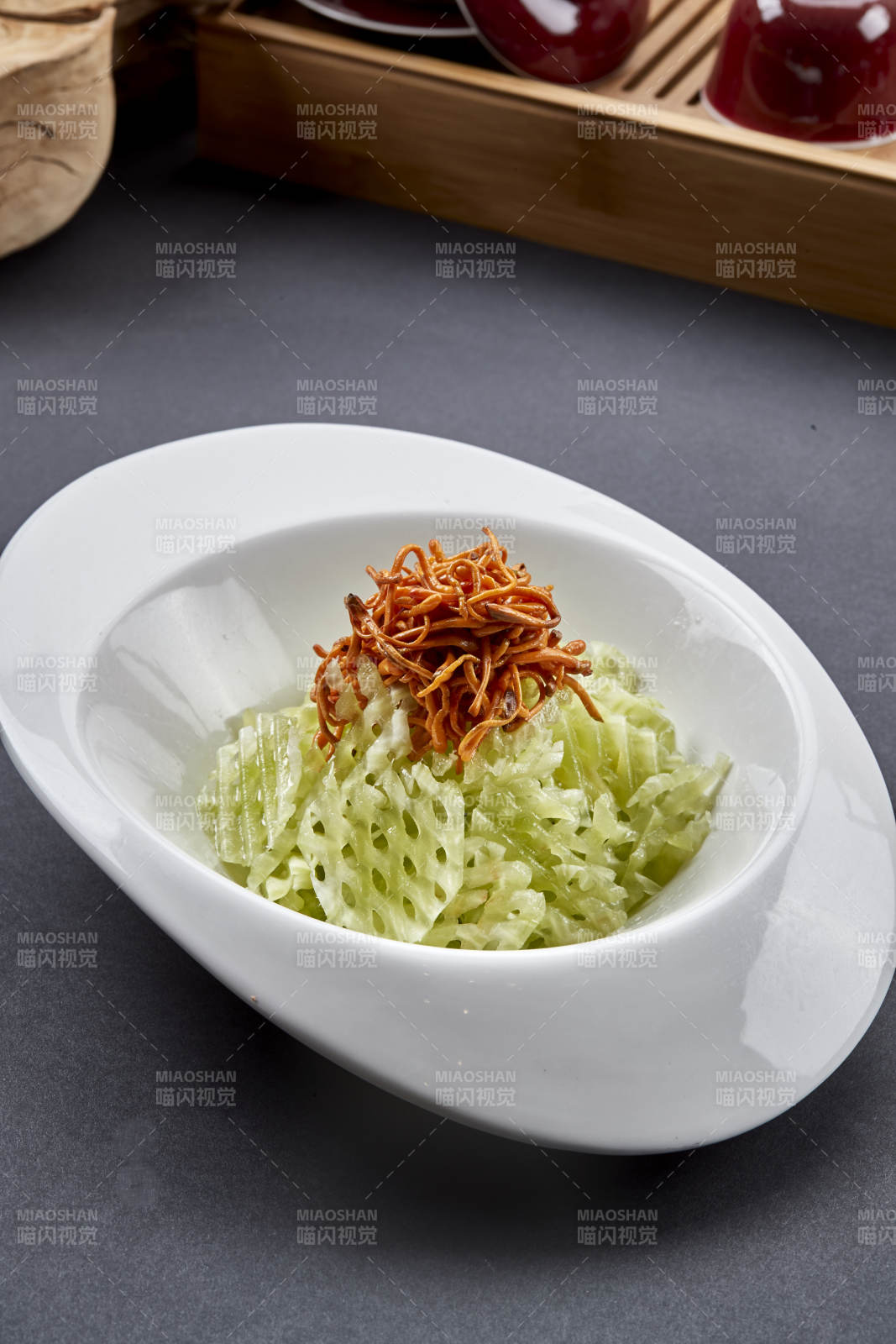 精美凉菜凉拌芦笋配虫草花图片