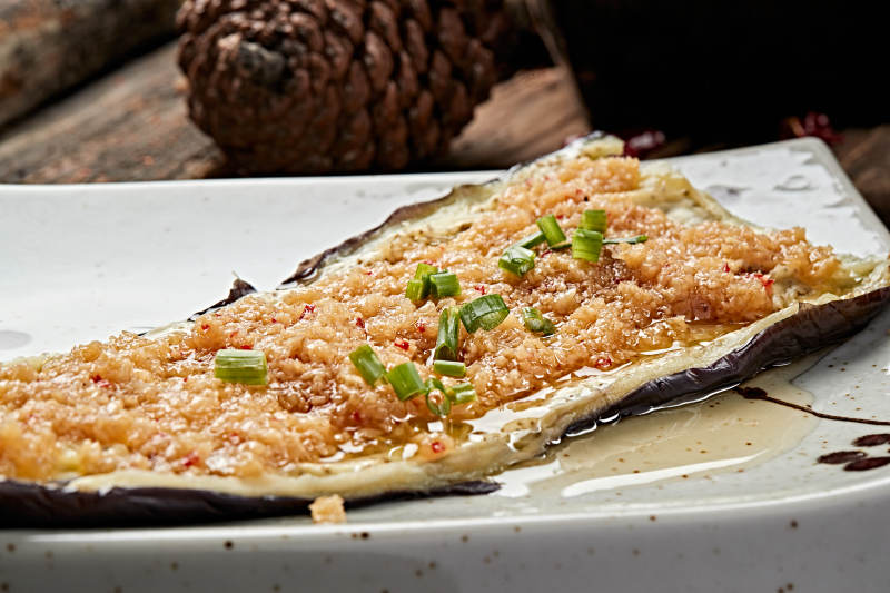 蒜泥炭烤长茄子图片