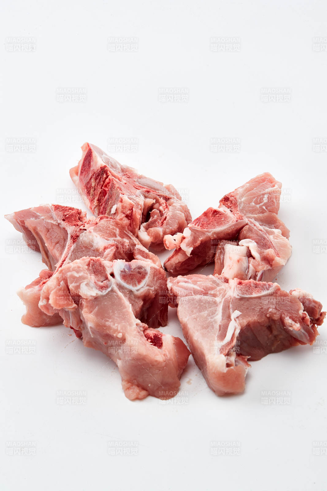 检疫合格的屠宰生鲜猪肉图片