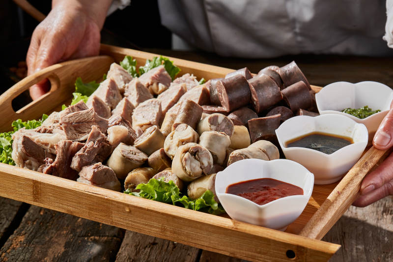 蒙餐血肠白肠肚包肉拼盘图片