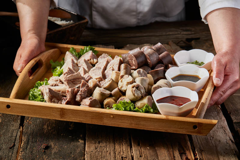 蒙餐血肠白肠肚包肉拼盘图片