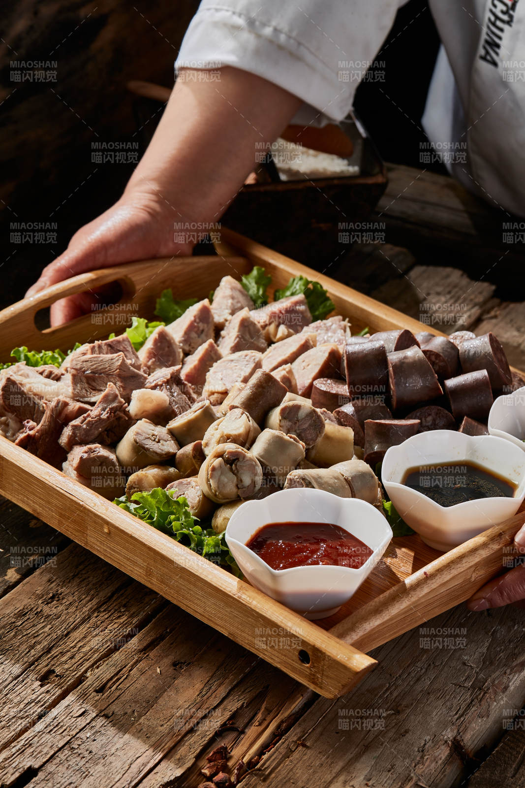 蒙餐血肠白肠肚包肉拼盘图片