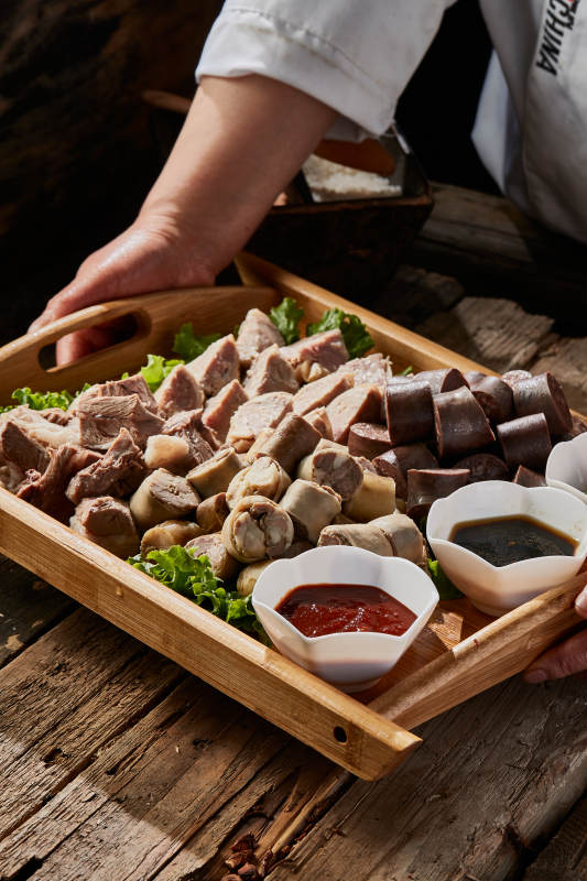 蒙餐血肠白肠肚包肉拼盘图片