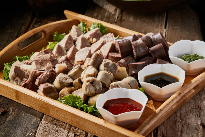 蒙餐血肠白肠肚包肉拼盘图片