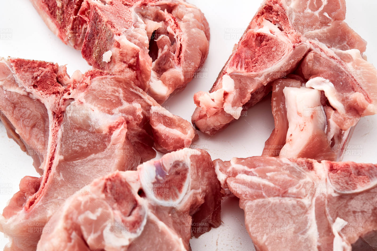 检疫合格的屠宰生鲜猪肉图片