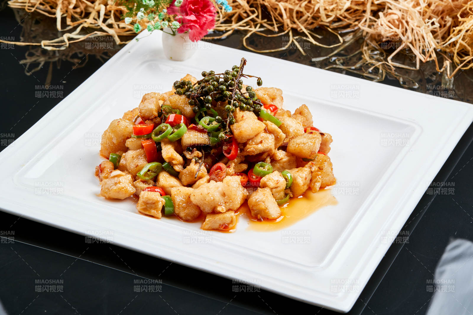 白色瓷盘装的的椒麻鸡丁图片