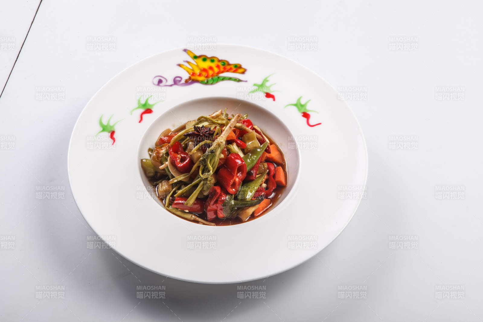 白色瓷盘装的美味菜根香图片