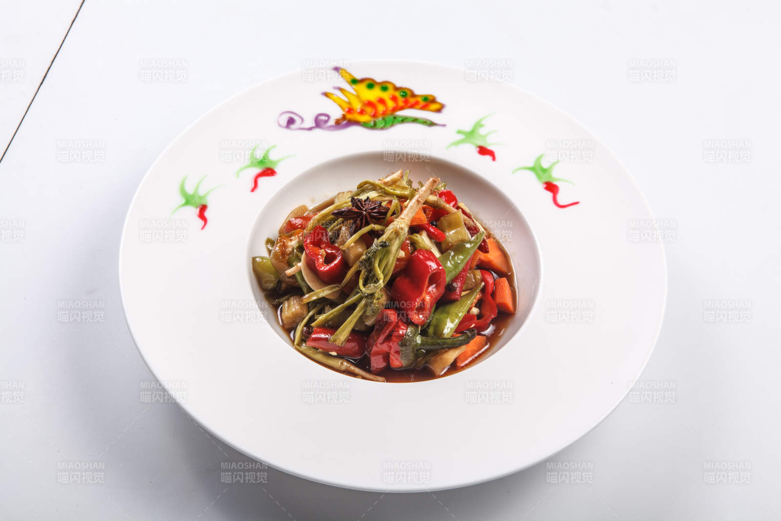 白色瓷盘装的美味菜根香图片