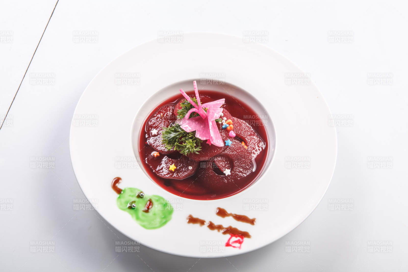 背景上白色瓷盘装的红酒雪梨图片