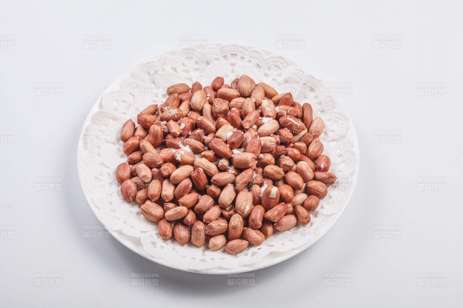 白色瓷盘装的一碟花生米图片
