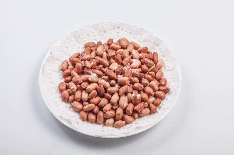 白色瓷盘装的一碟花生米图片