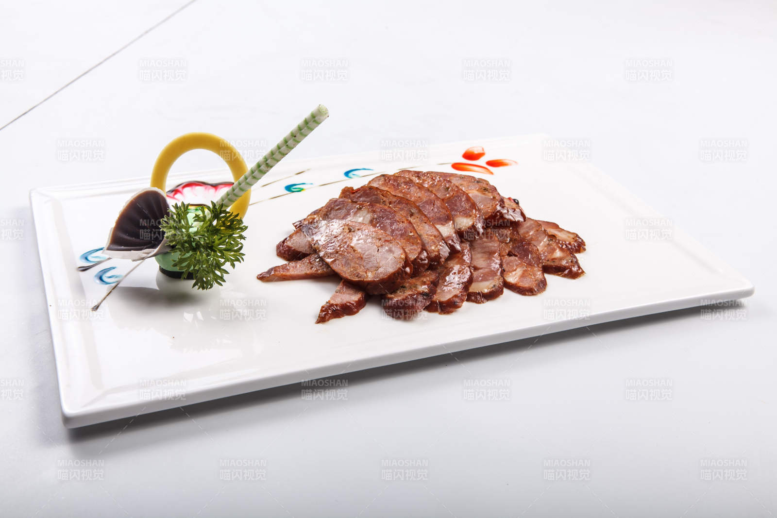 白色瓷盘装的川味麻辣肠图片