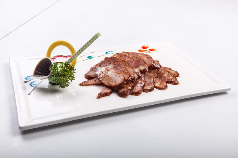 白色瓷盘装的川味麻辣肠图片